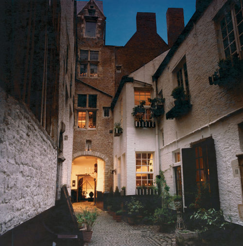 Cobblestone-lined entrance to the Vlaeykensgang