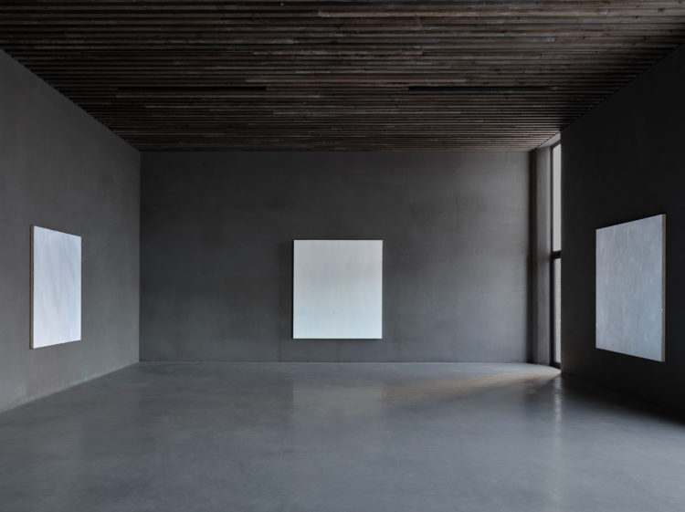 "Was weiss das Weiss" by Raimund Girke at Axel Vervoordt Gallery ...