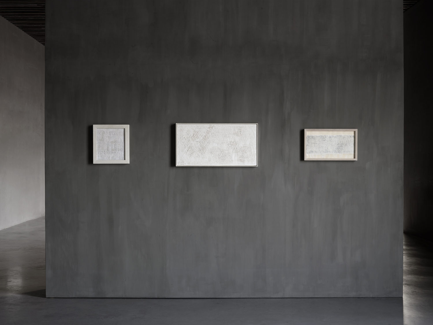"Was weiss das Weiss" by Raimund Girke at Axel Vervoordt Gallery ...